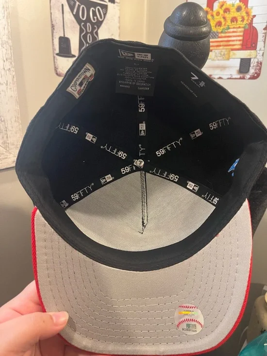 New Era Black & Red Atlanta Braves Fitted Cap with Sneaker Logo - Picture 6 of 7